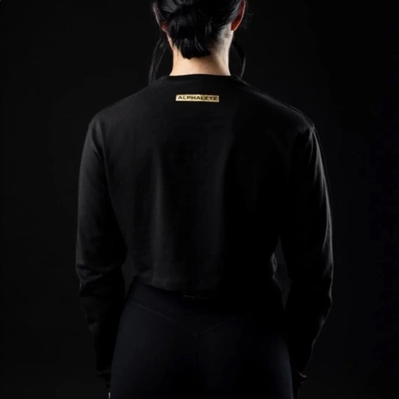 Legacy Oversized Long Sleeve Crop Gold
Signature - Picture 7 of 8